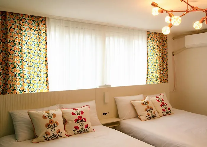 4 Beds In The Heart Of Hongdae, Mangwon, Sangsu & Red Road *
