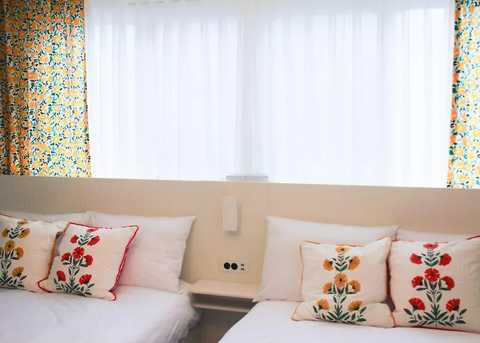 4 Beds In The Heart Of Hongdae, Mangwon, Sangsu & Red Road 아파트 *