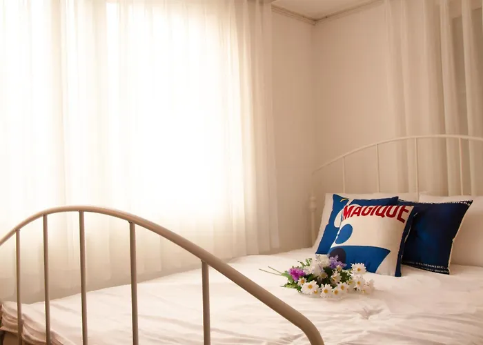 4 Beds In The Heart Of Hongdae, Mangwon, Sangsu & Red Road *
