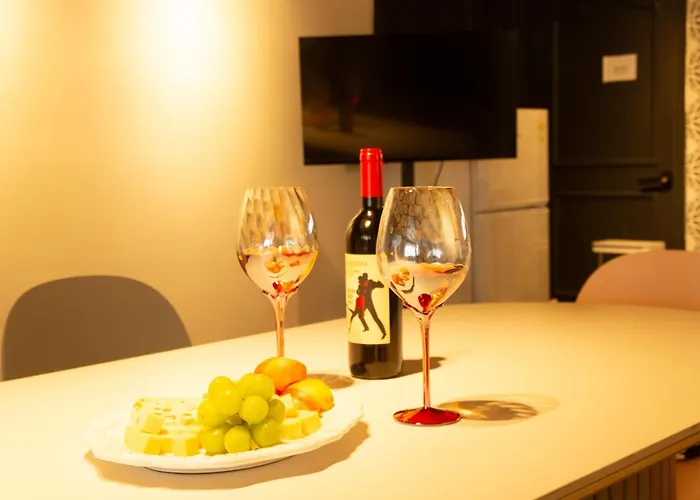 4 Beds In The Heart Of Hongdae, Mangwon, Sangsu & Red Road 아파트 *